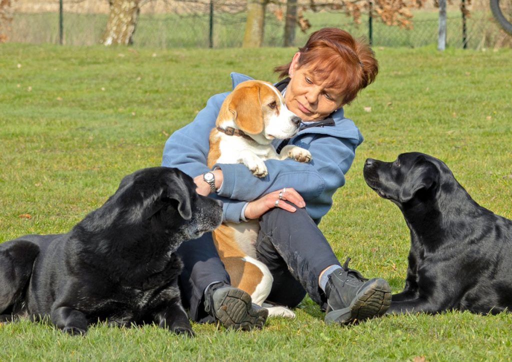 Verena Gaida, Inhaberin der BHV-Hundeschule "Plietsche Pfoten" mit ihren drei Hunden.